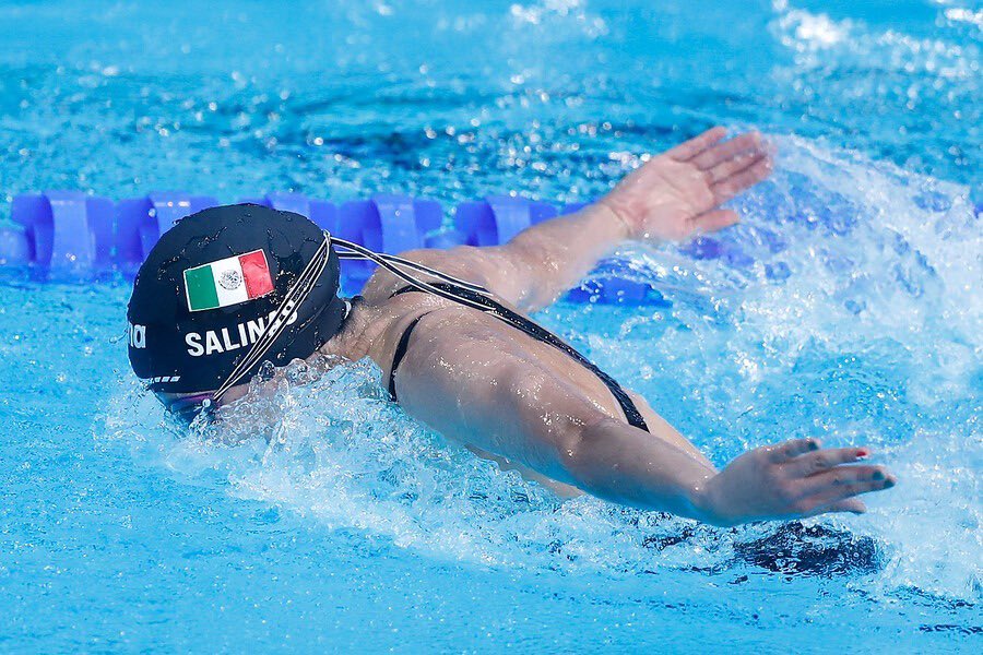 Citli Siloé Salinas en la alberca durante una competencia en Santiago 2023