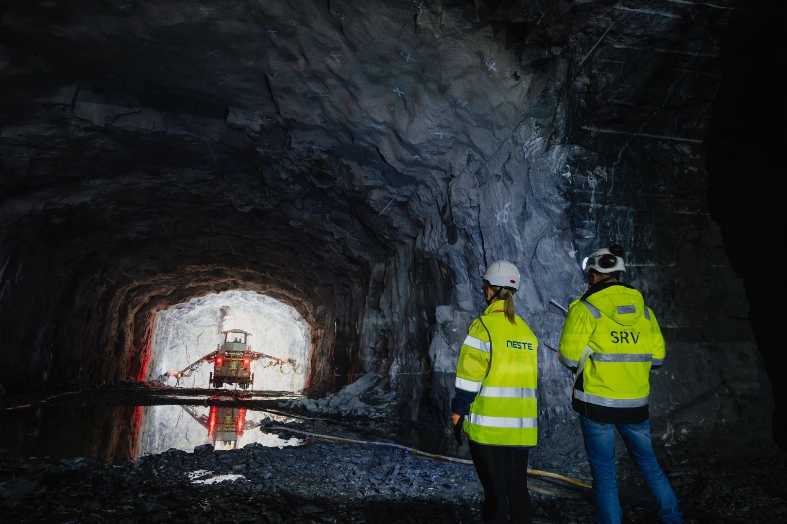 Työntekijöitä työmaalla tunnelissa.