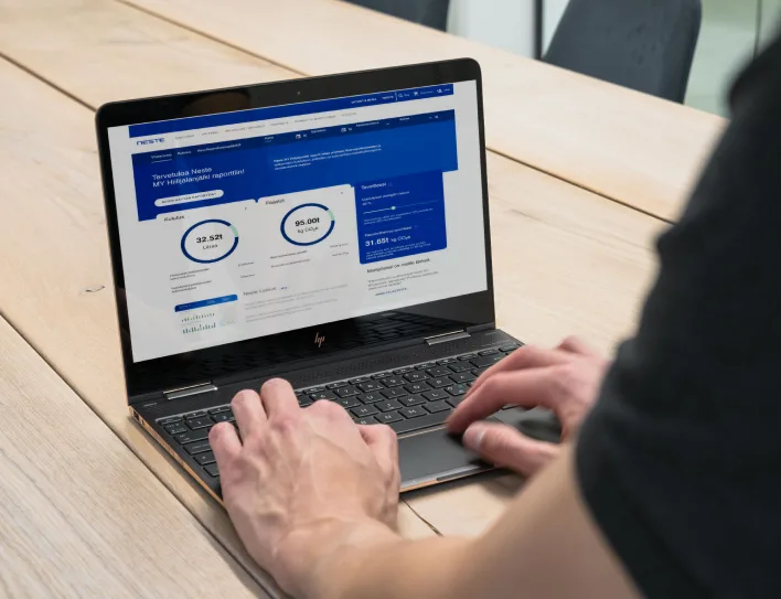 Neste MY Hiilijalanjälki -palvelun avulla seuraat ja todennat yrityksesi polttoaineiden kulutuksen ja päästövaikutukset