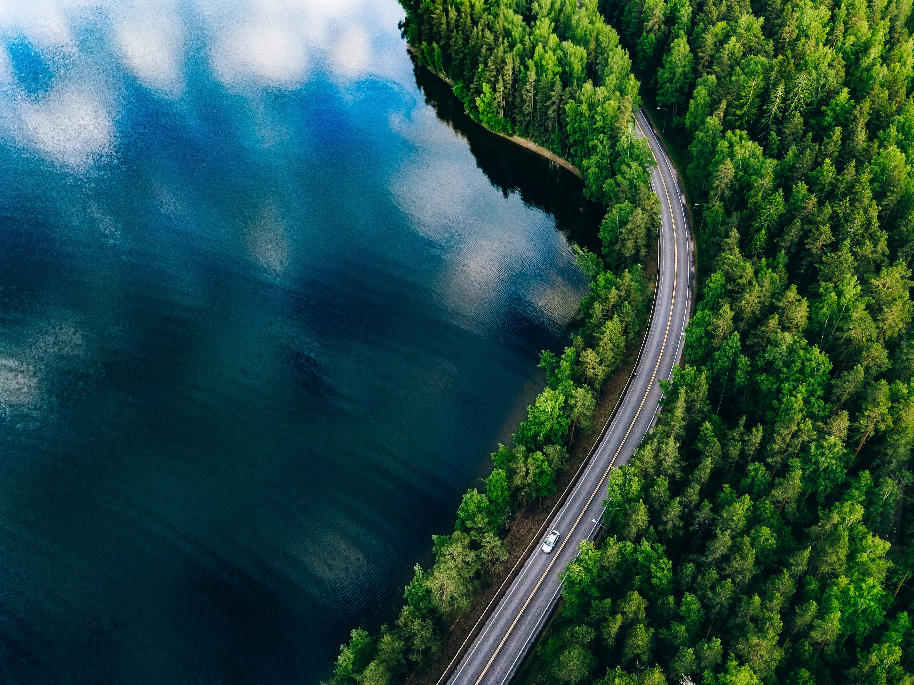 Ilmakuva tiestä järven vierellä