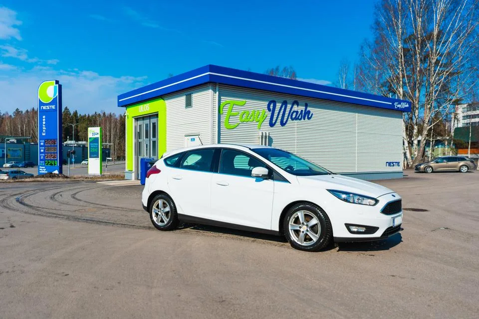 Valkoinen auto Neste Easy Wash -asemalla