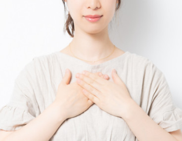 乳がんは遺伝する?遺伝性乳がんの特徴や治療法についても解説します。