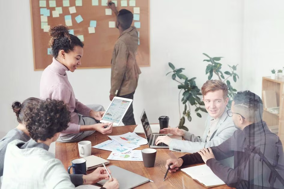 [visual] Team collaborating on project