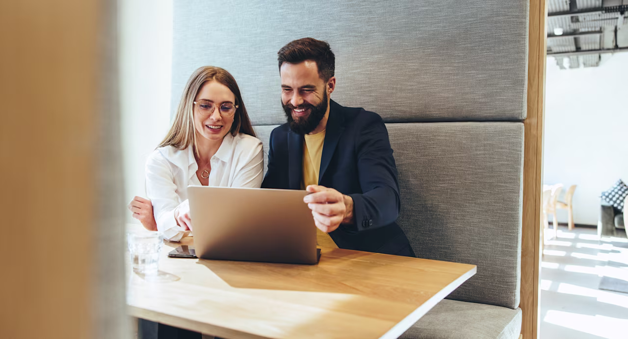 [visual] Business Meeting at Coffee Shop with Laptop 