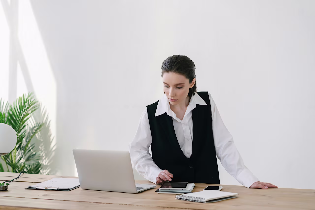 [Visual] Businesswoman focused on work