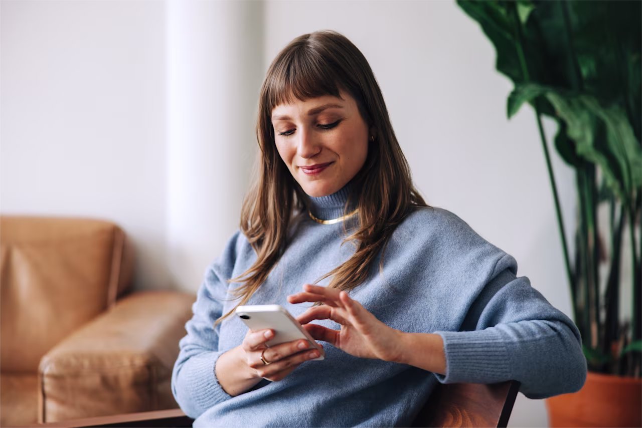 [visual] Woman browsing on phone