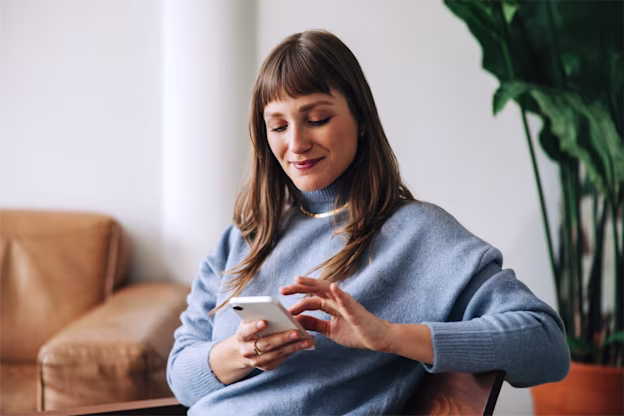 [visual] Woman browsing on phone