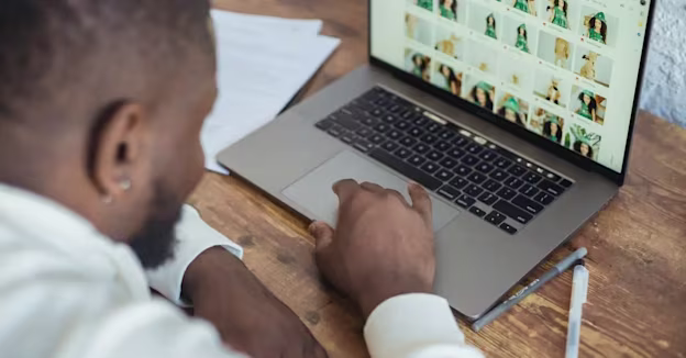 [Stock] man on laptop
