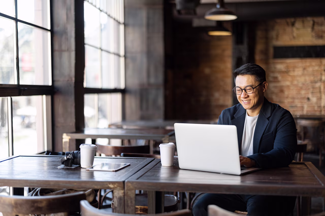 [visual] businessman working in a cafe