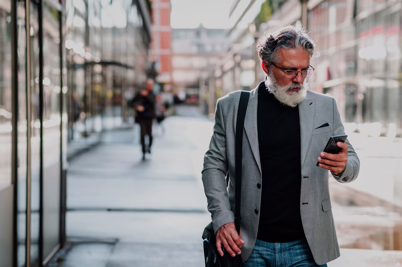[visual] Checking phone while walking