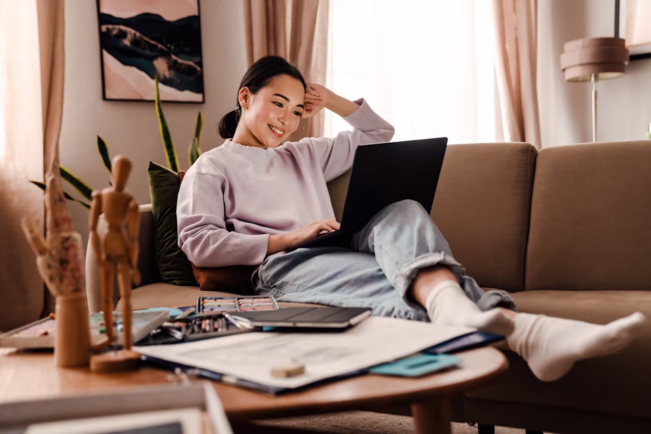 [visual] woman using laptop indoors