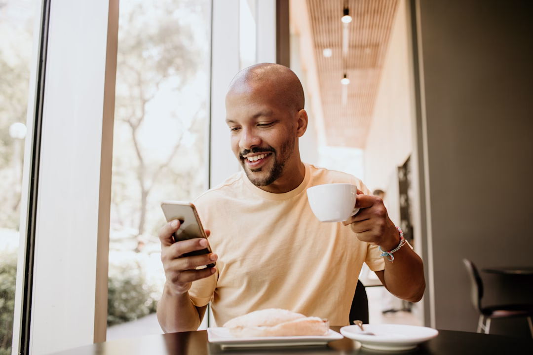 [Visual] Stock - Happy user with coffee and phone