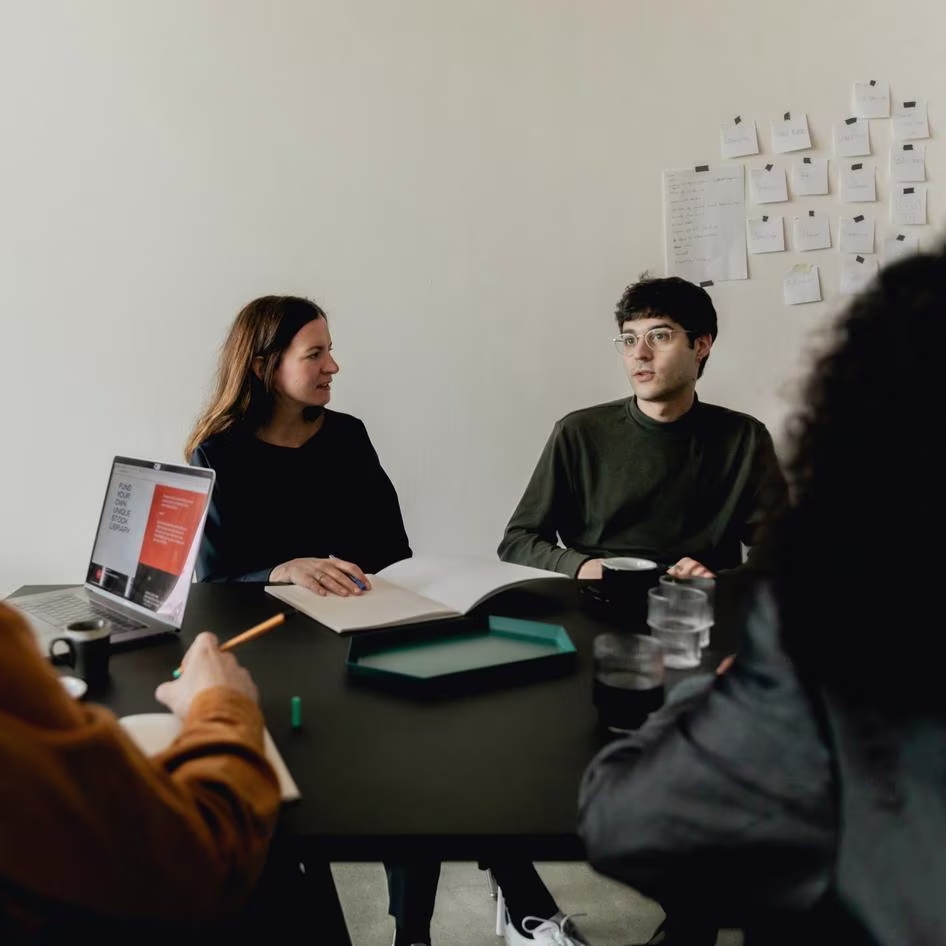 [visual] group in a meeting