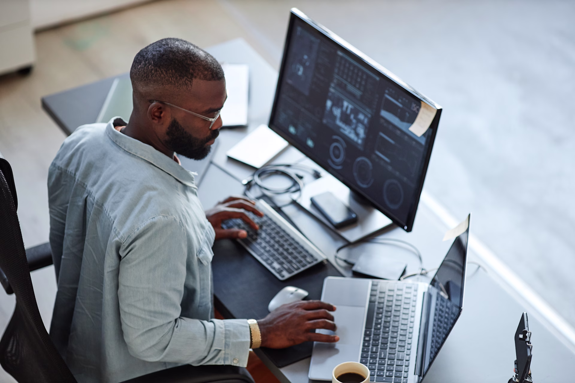 [Visual] Man at computer - stock