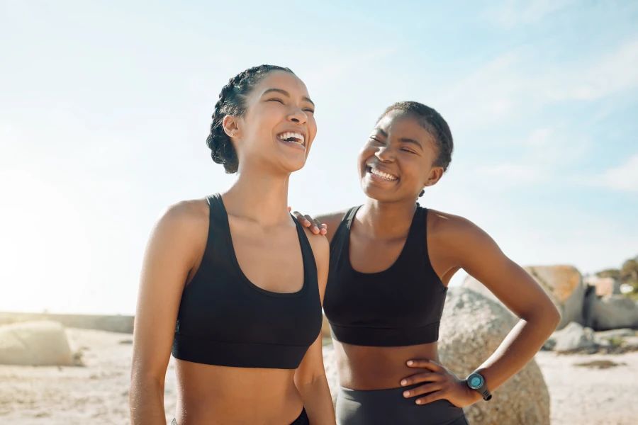 Deux femmes souriant sur la plage