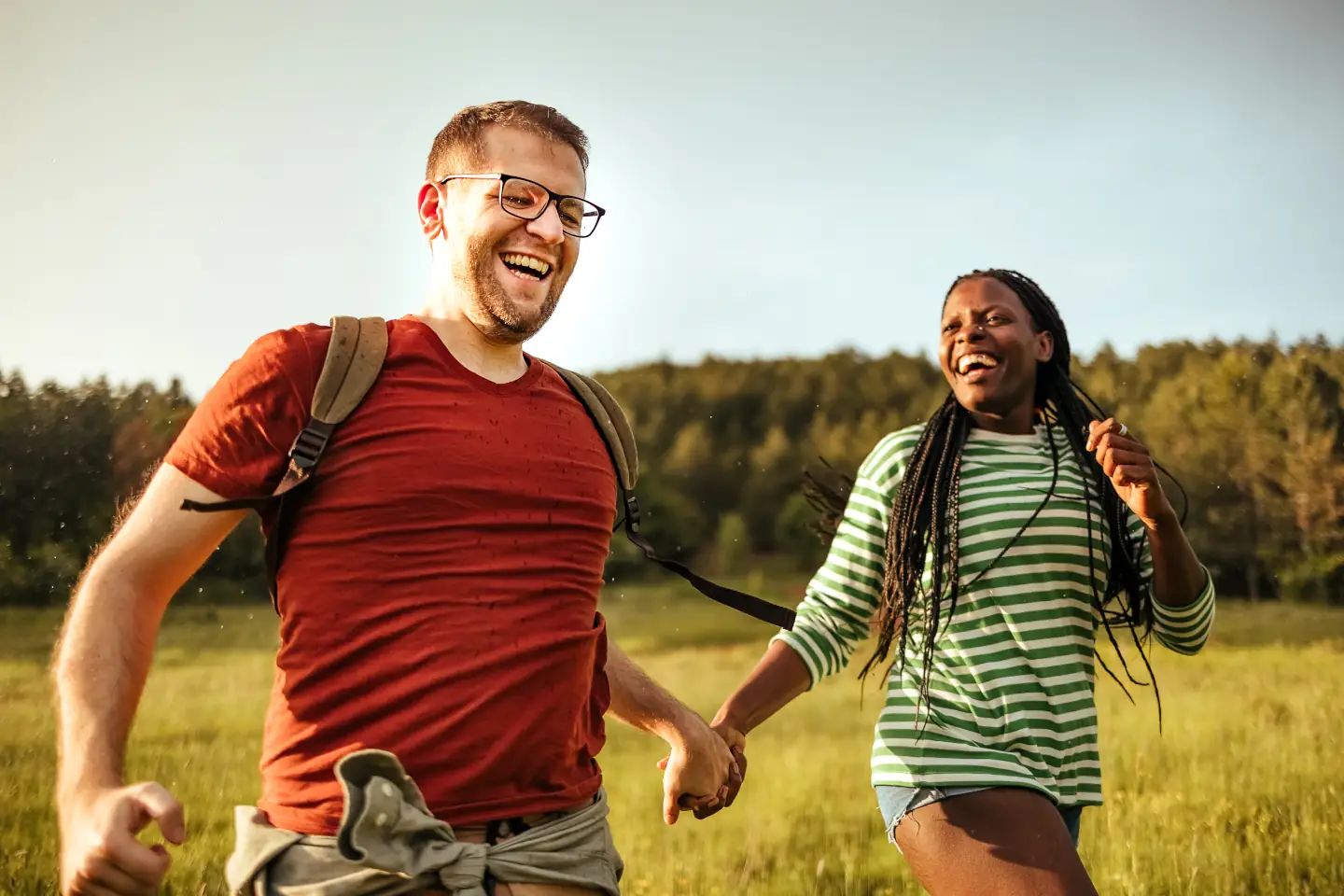 Homme et femme faisant du jogging dehors
