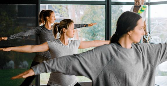 Tre kvinner trener pilates