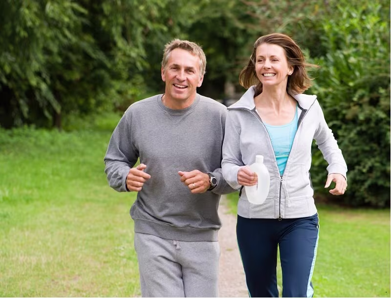 Twee joggers lopen door het park