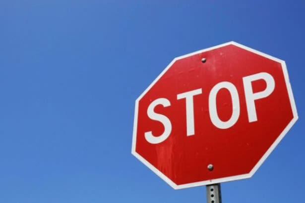 Un panneau de signalisation «STOP» devant un ciel bleu
