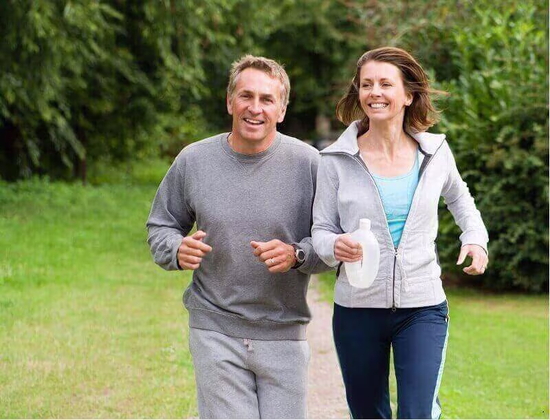 Zwei Jogger laufen durch den Park