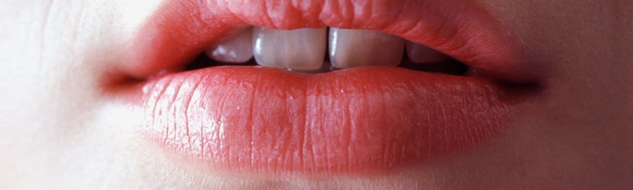 Gros plan sur la bouche semi-ouverte d'une femme