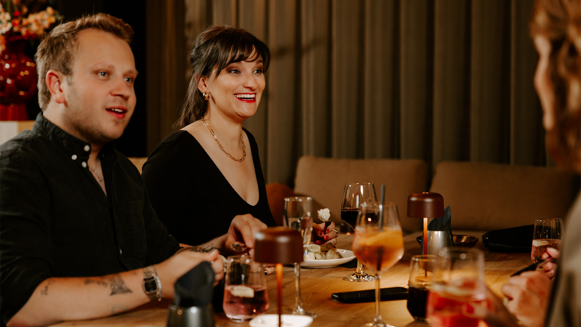 Bezoekers genieten van een diner tijdens de nieuwe Bistronomy Experience voor een concert.