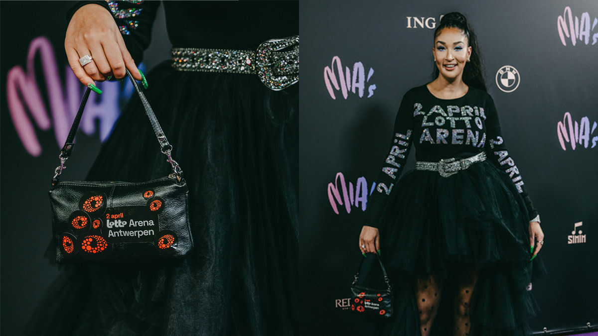 Soundos met op haar avondjurk en handtas de datum van haar show in de Lotto Arena.