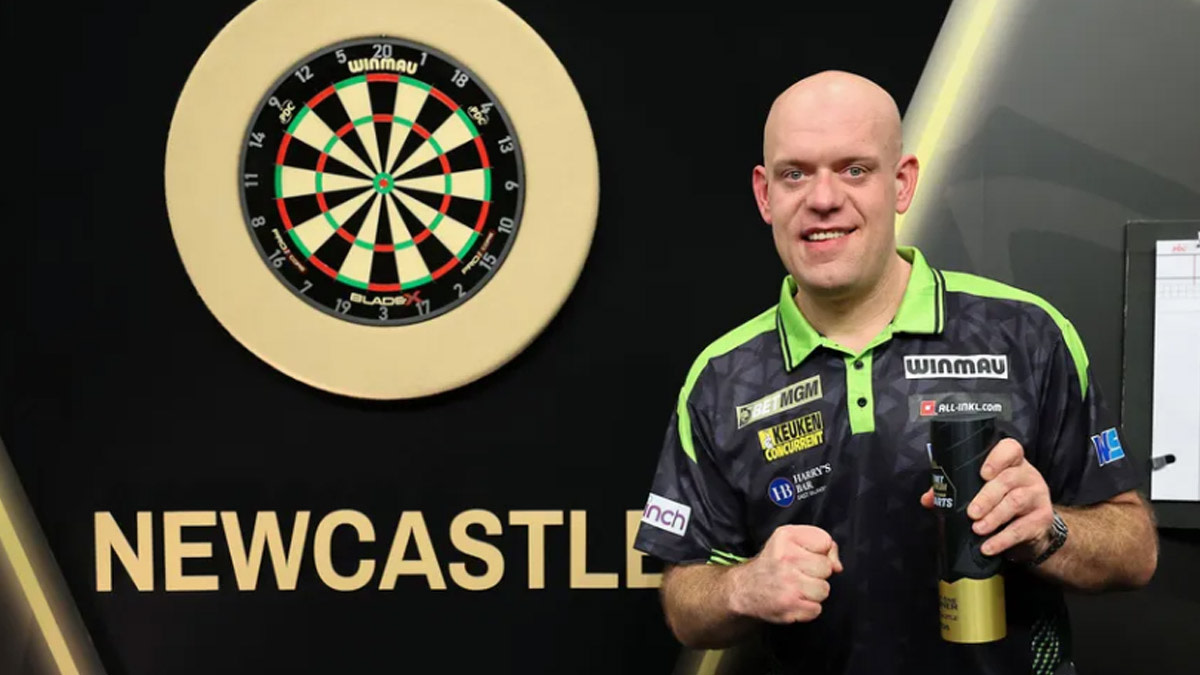 Michael van Gerwen toont trots de trofee van de openingsavond van de Premier League Darts.