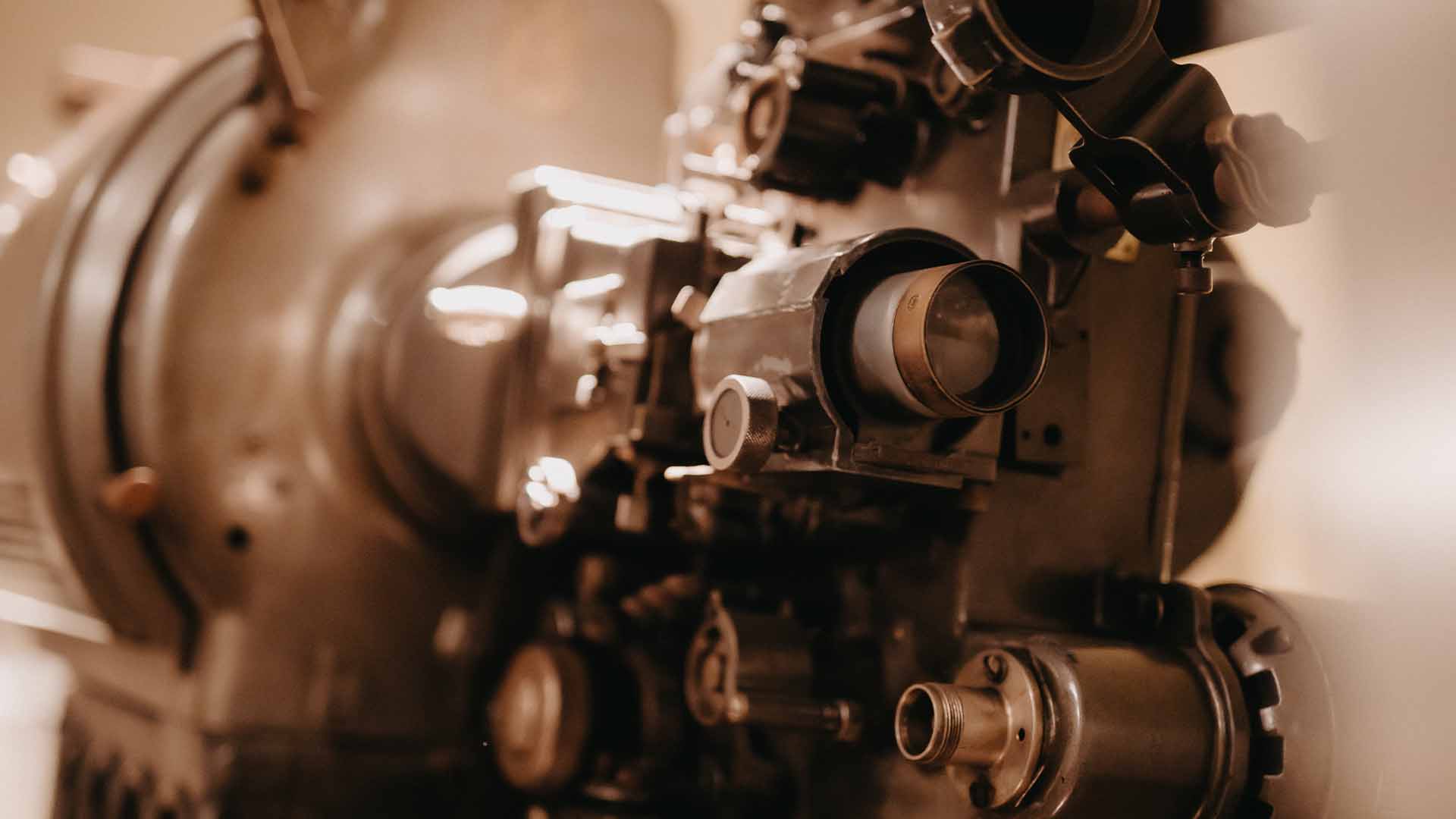 Een authentieke oude filmprojector, die verwijst naar het cinemaverleden van Capitole Gent.
