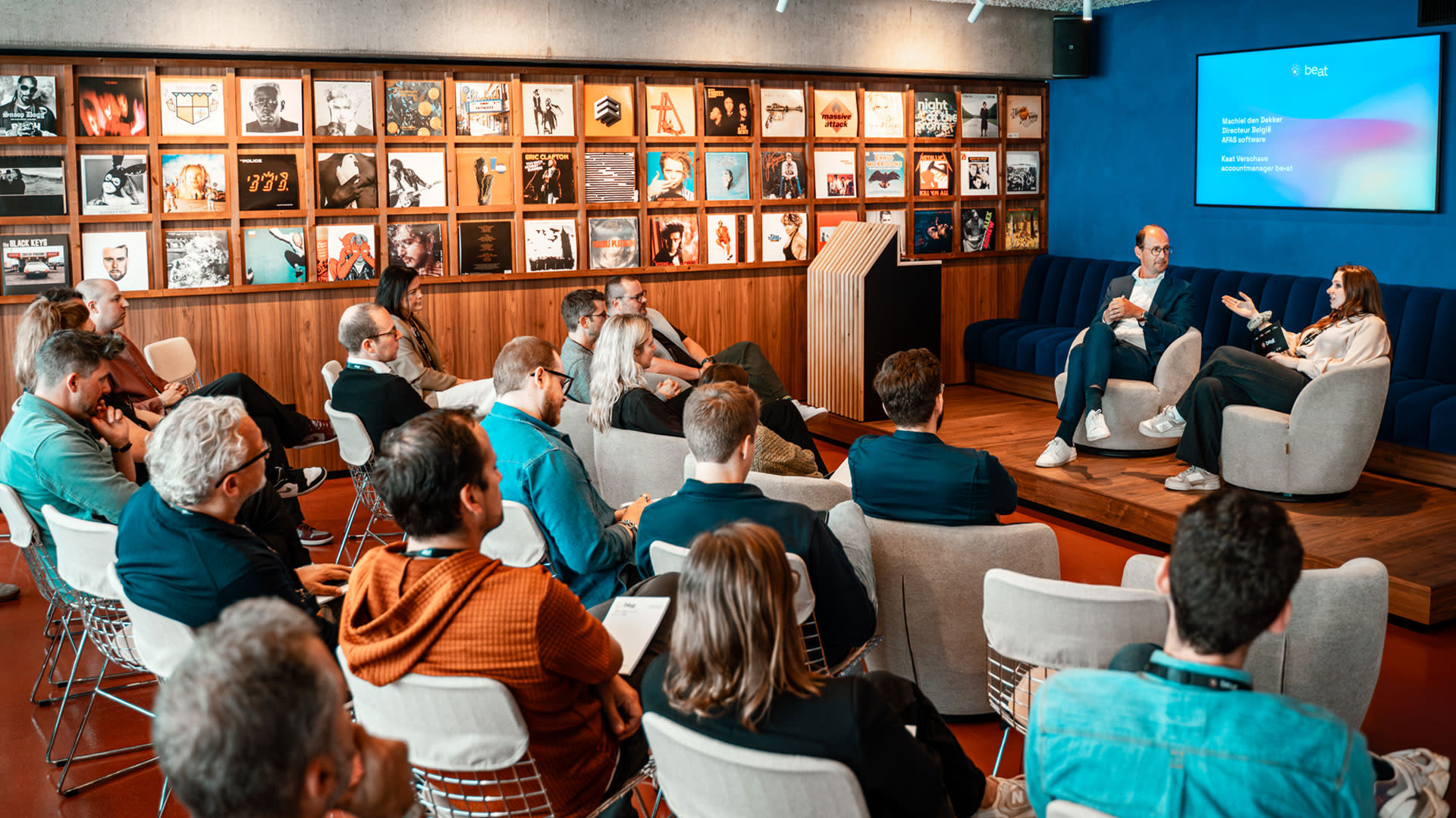Machiel Den Dekker van AFAS Software en Kaat Verschave van be•at gaan tijdens Rock Your Brand in gesprek over de impact van naamsponsoring, voor een aandachtig publiek in de AFAS Lounge.
