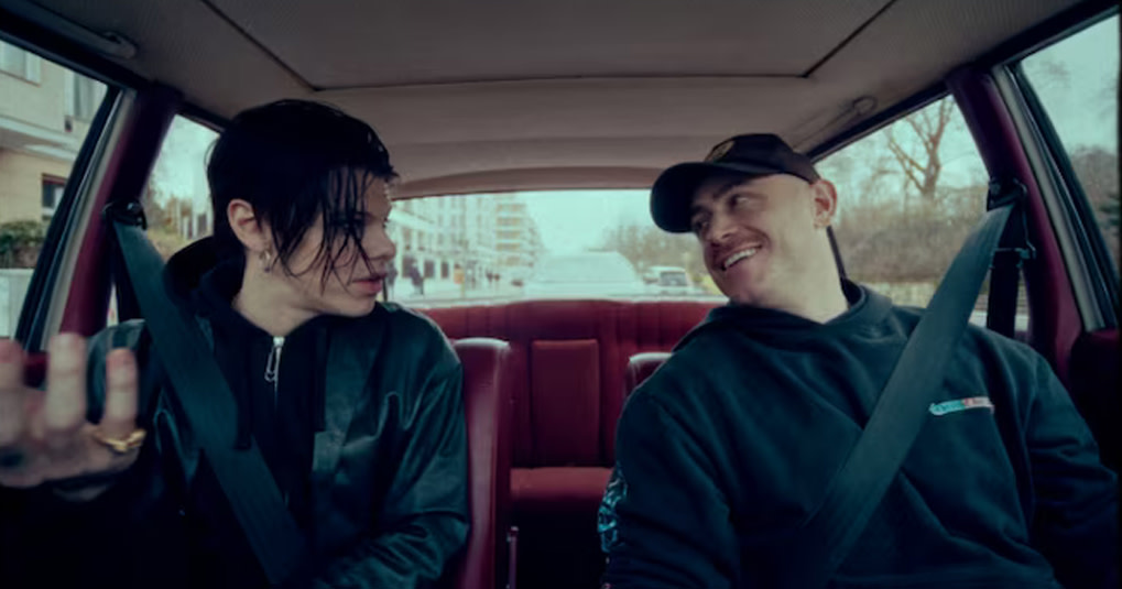 Uit de officiële trailer van de documentaire is dit een beeld van Yungblud vooraan in een auto op weg.