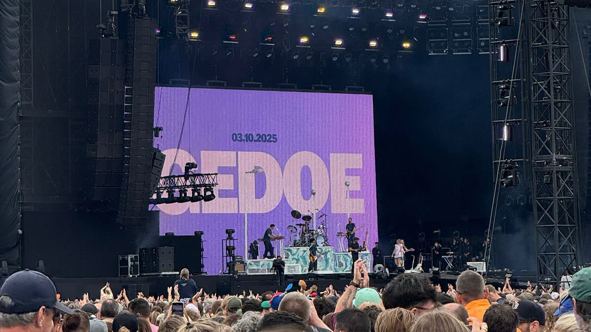 Pommelien Thijs op het grote podium van Rock Werchter kondigt haar nieuw album 'Gedoe' aan.