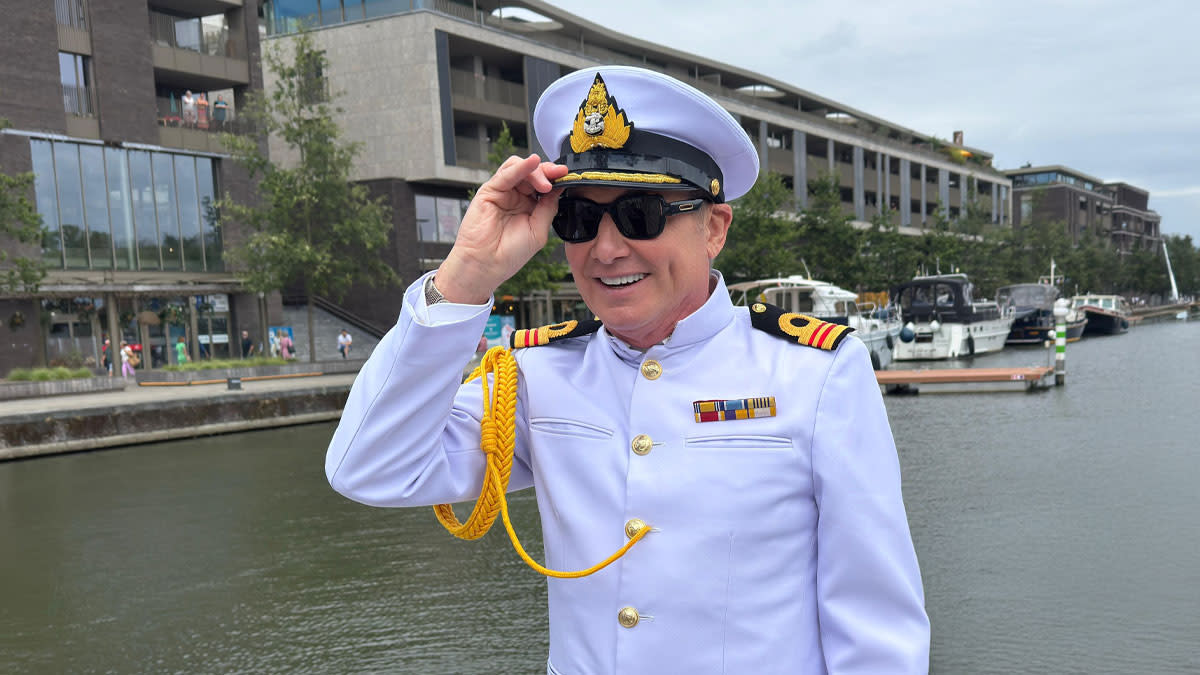 Bart Kaëll staat gekleed als zeekapitein in de jachthaven van Hasselt om het thema van Het Schlagerfestival aan te kondigen.
