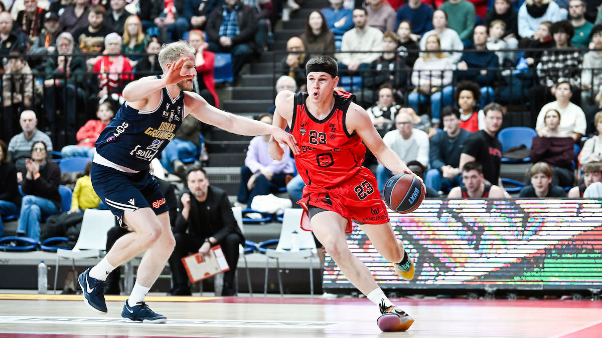 Antwerp Giants in rode sportuitrusting in de aanval tijdens een wedstrijd in de Lotto Arena.