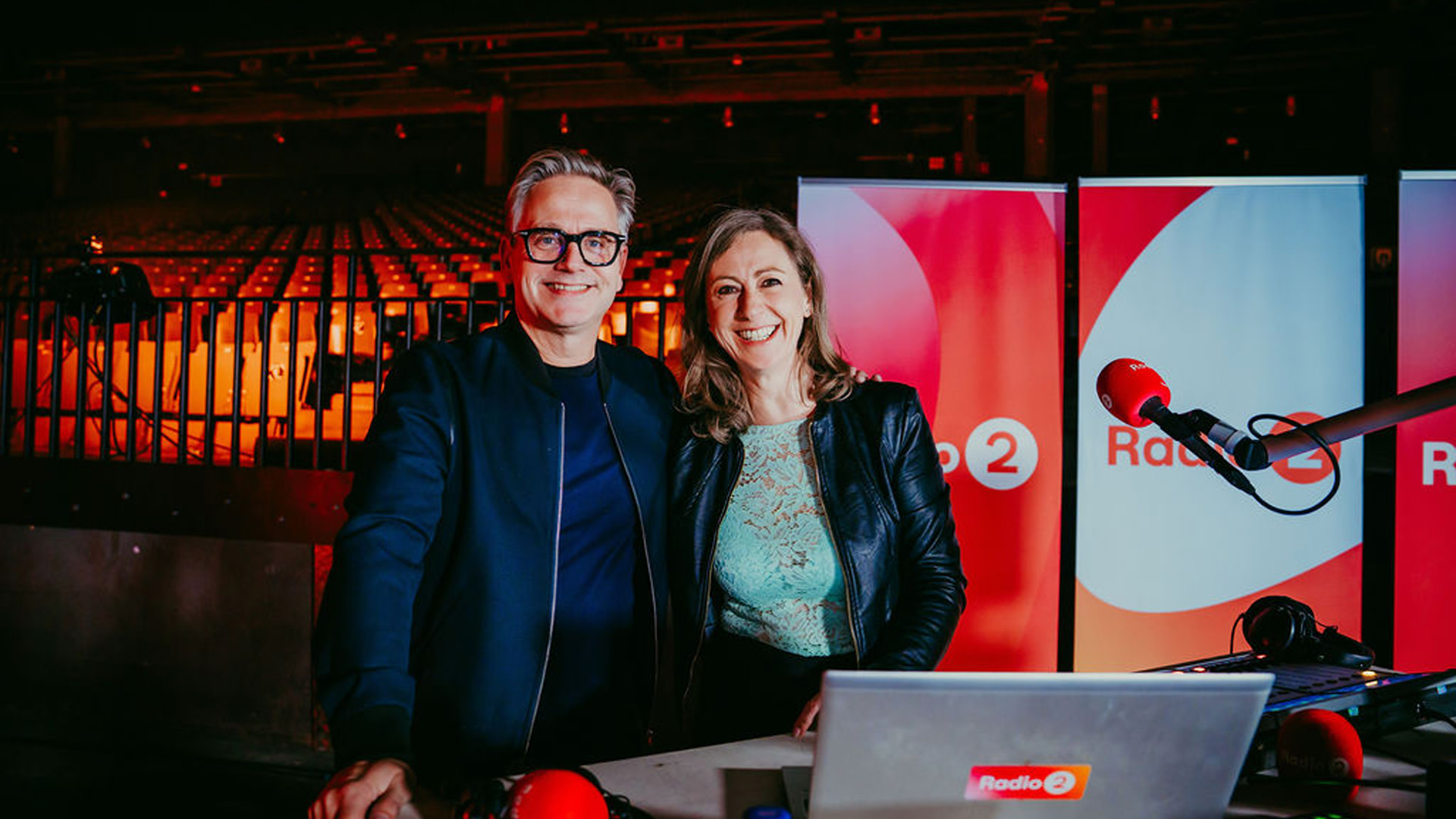 Guus Meeuwis samen met Radio 2-presentatrice Kim De Bie aan de Radio 2 stand.