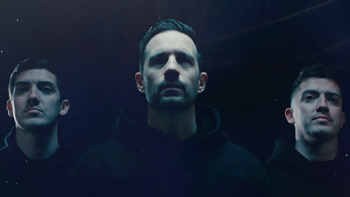 Hard Driver en Sound Rush in donkere hoodies poseren frontaal tegen een mysterieuze, blauw verlichte achtergrond met een intense, energieke sfeer.