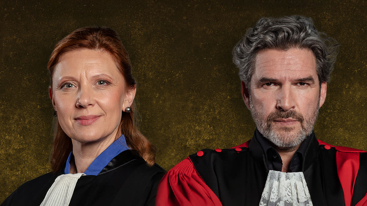 Roel Vanderstukken en Sandrine André in hun toga klaar om 'Assisen Live' te brengen.