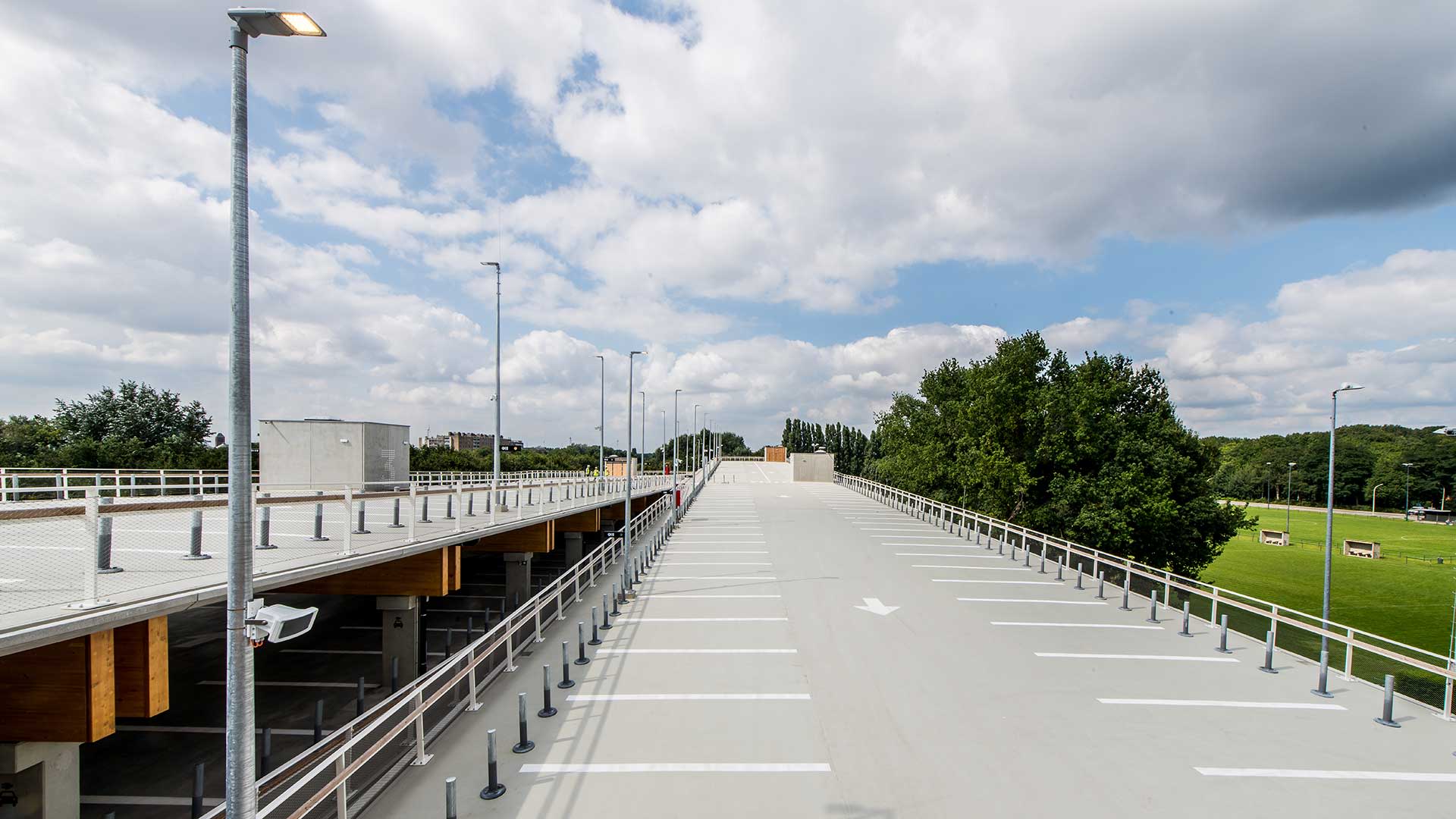 The roof of P+R Merksem. Dozens of available parking spaces are visible.