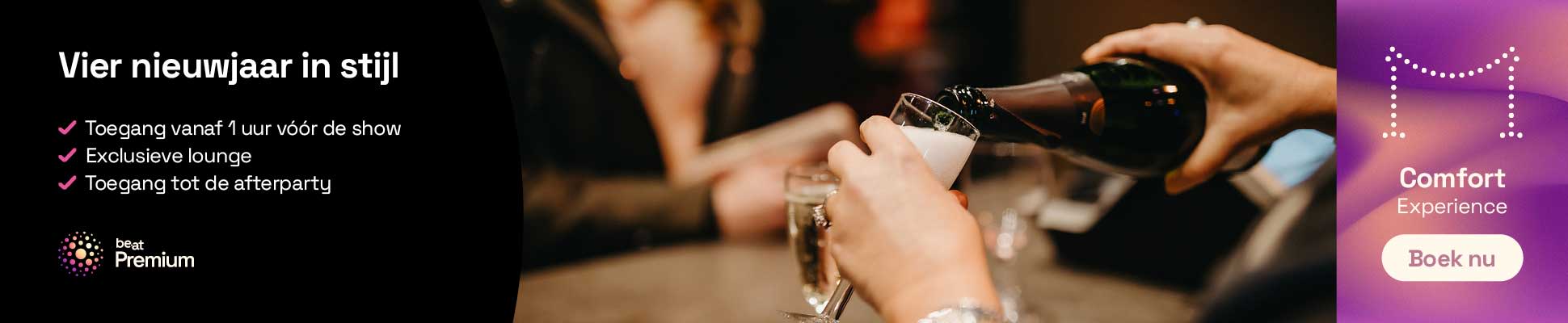 Promobanner voor be•at Premium Comfort Experience met tekst ‘Vier nieuwjaar in stijl’, een opsomming van voordelen, en een close‑up van handen die een glas vullen met champagne in een loungeomgeving.