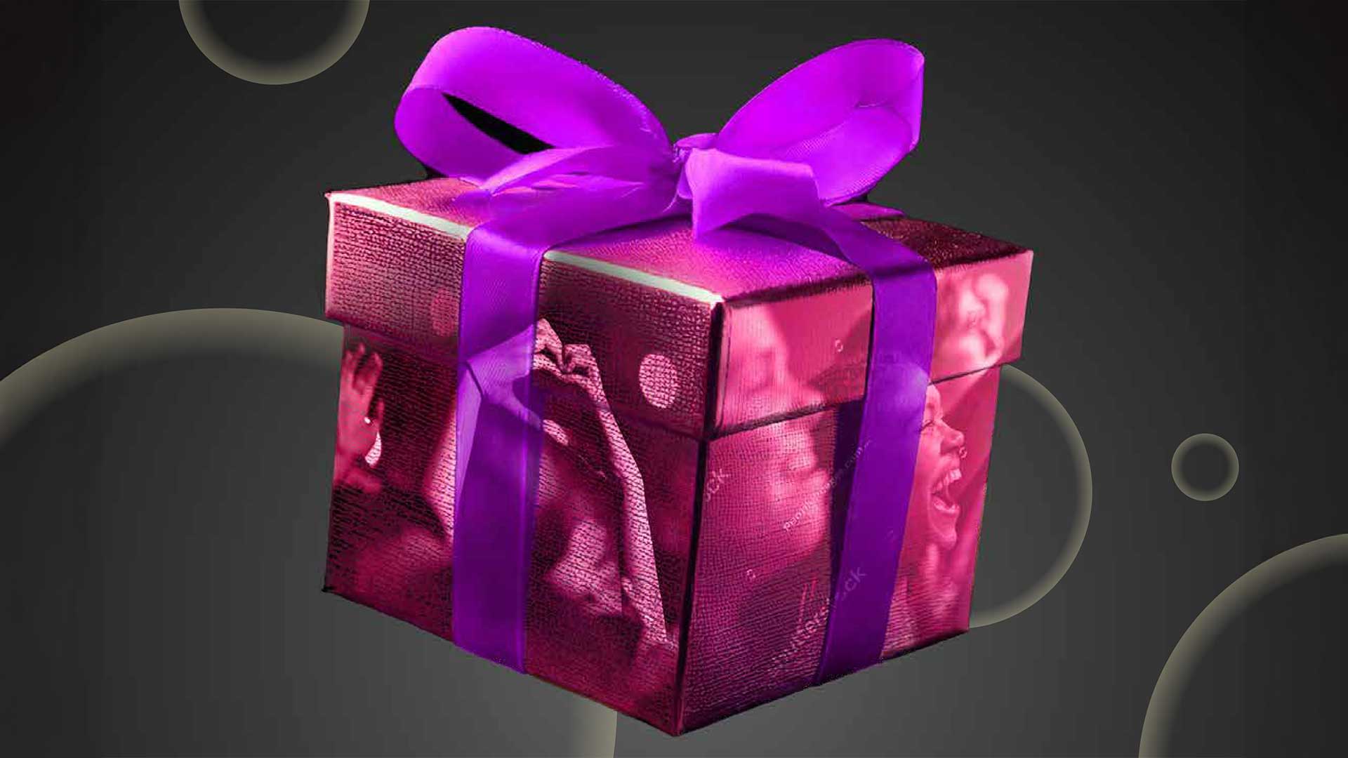 Vierkante roze geschenkdoos met glanzend oppervlak en paarse strik, bedrukt met afbeeldingen van juichende mensen. De doos zweeft tegen een donkere achtergrond met cirkelvormige patronen.