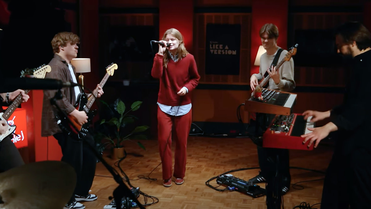 Girl In Red covert Billie Eilish’s 'Lunch'. De band komt dit jaar voor een concert naar Vorst Nationaal.