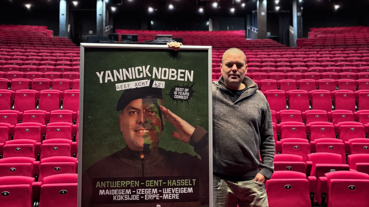 Comedian Yannick Nobe toont trots de poster van zijn nieuwste show in 
