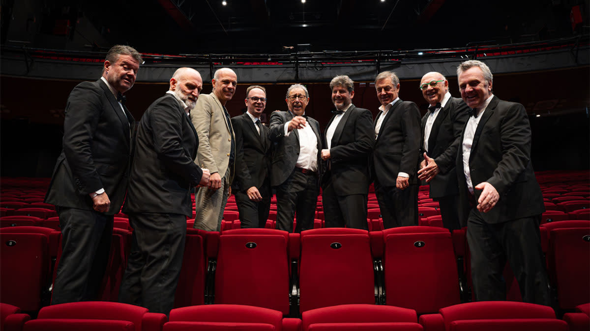 Een flink aantal Grungblavers in de rode theaterzetels van Stadsschouwburg Antwerpen. 