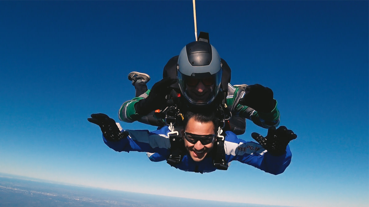 Comedian Mohsin Abbas in een duosprong zwevend door de blauwe lucht.