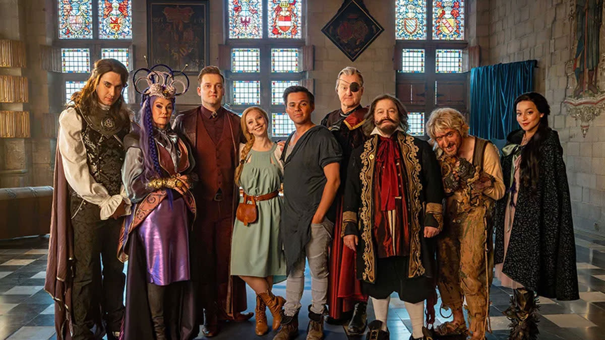 De volledige cast van de film 'Het Kristal van het Kwaad' in een kasteel.