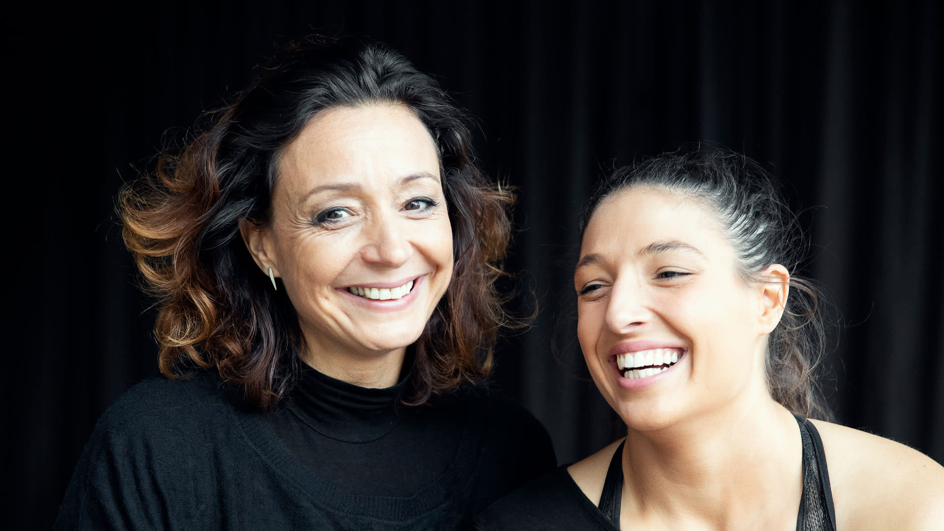 Isabelle Beernaert en haar dochter Manon lachen samen voor de camera.