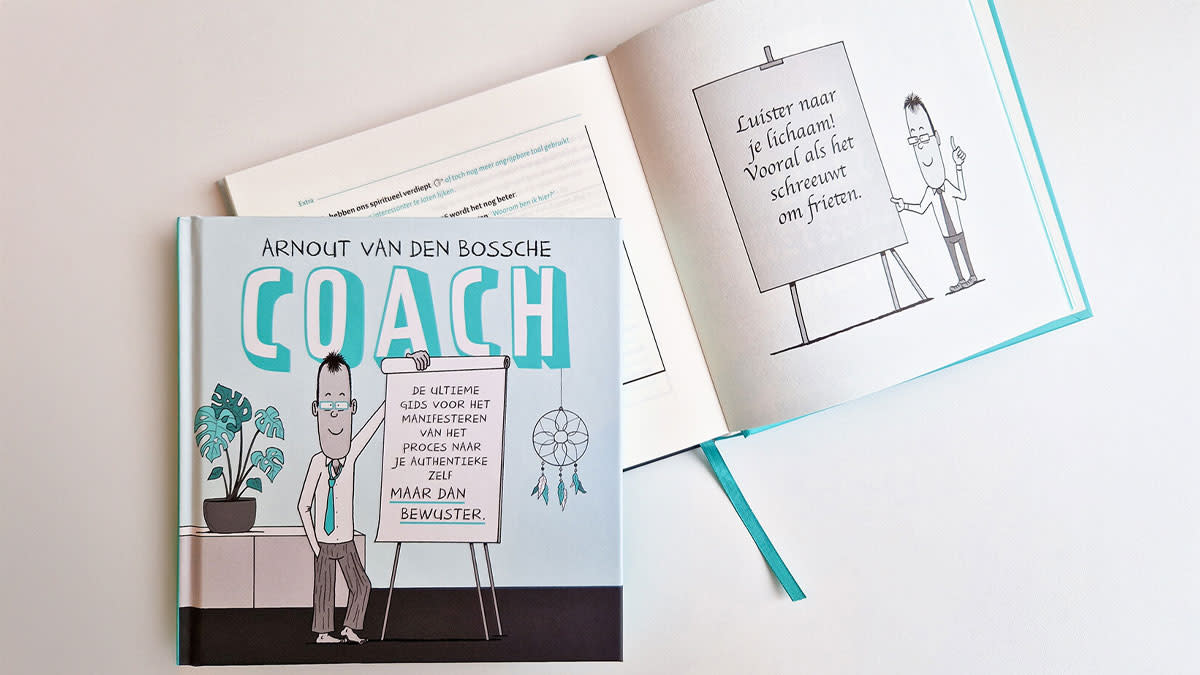 De cover van boek 'Coach' ligt bovenop een opengeslagen exemplaar.
