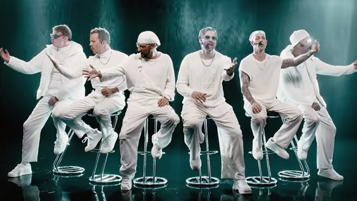 De zes leden van Electric Callboy in een setting die heel hard aansluit bij de boybands uit de jaren negentig.