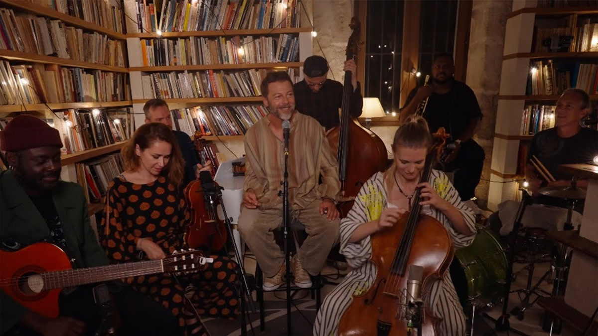 De Franse zanger Christophe Maé tijdens een intieme live sessie met band in een warme setting vol boeken, ter gelegenheid van de release van de nieuwe single La Lune.