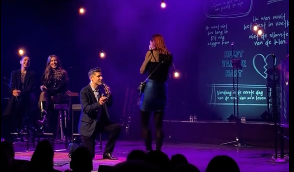 Huwelijksaanzoek op het podium in Stadsschouwburg Antwerpen.